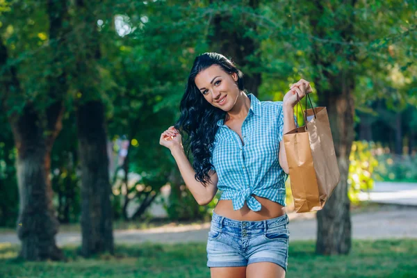Молода модна жінка робить покупки висловлює радість у сміху — стокове фото