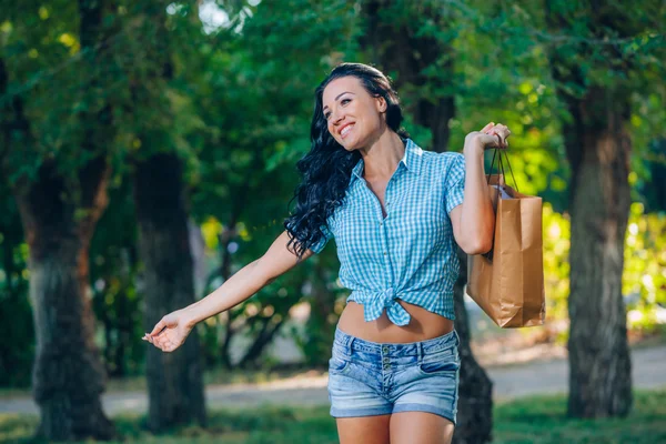 Young trendy woman doing shopping  expresses its joy in  laughing — Φωτογραφία Αρχείου