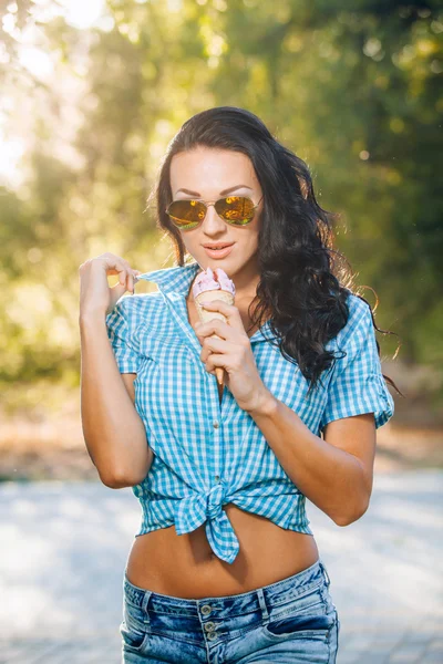 アイスクリーム、屋外を食べる若い幸せな女性の肖像画 — ストック写真