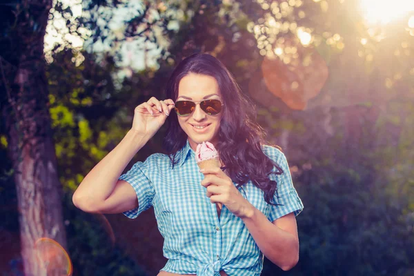 Портрет молодої щасливої жінки, що їсть морозиво, відкритий — стокове фото