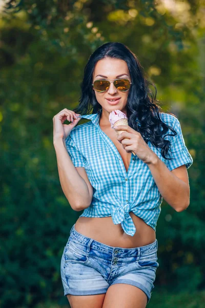 Πορτραίτο νεαρής γυναίκας ευτυχής που τρώει παγωτό, εξωτερική — Φωτογραφία Αρχείου