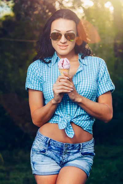 Портрет молодої щасливої жінки, що їсть морозиво, відкритий — стокове фото