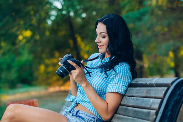 Młoda kobieta fotograf biorąc zdjęcie zewnątrz — Zdjęcie stockowe