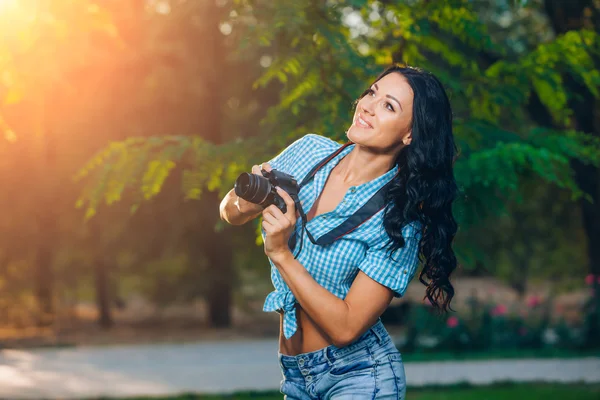 Молода жінка фотограф робить фото на відкритому повітрі — стокове фото