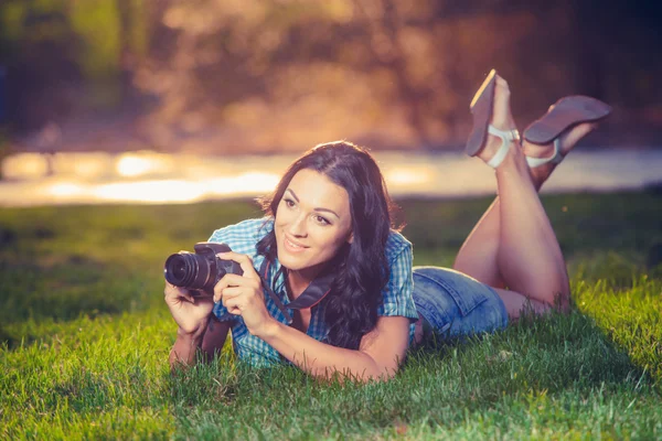 Young woman photographer taking photo outdoor — Stock Photo, Image