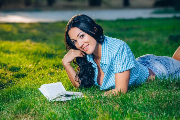 Menina bonita com livro no parque de outono — Fotografia de Stock