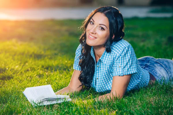 Menina bonita com livro no parque de outono — Fotografia de Stock