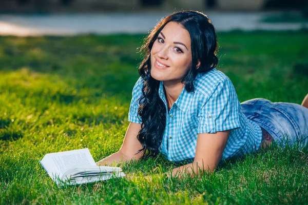 Menina bonita com livro no parque de outono — Fotografia de Stock