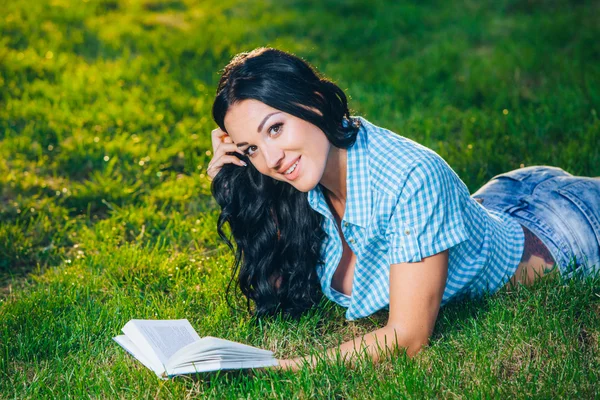 秋の公園で本で美しい少女 — ストック写真
