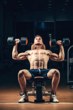 Halter salonunda ile geri eğitim atlet kaslı vücut geliştirmeci
