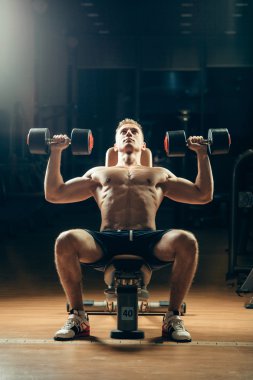 Halter salonunda ile geri eğitim atlet kaslı vücut geliştirmeci