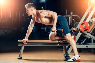 Halter salonunda ile geri eğitim atlet kaslı vücut geliştirmeci