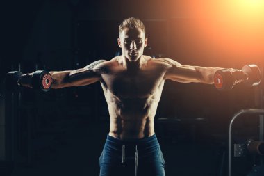 Halter salonunda ile geri eğitim atlet kaslı vücut geliştirmeci