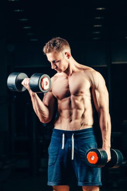 Halter salonunda ile geri eğitim atlet kaslı vücut geliştirmeci