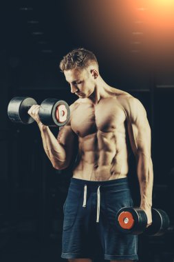 Halter salonunda ile geri eğitim atlet kaslı vücut geliştirmeci
