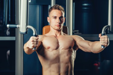 Crossover kas pompalama acımasız atletik adam