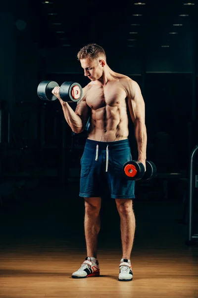 Halter salonunda ile geri eğitim atlet kaslı vücut geliştirmeci — Stok fotoğraf