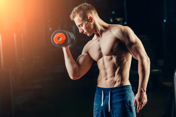 Sportler muskulöser Bodybuilder trainiert Rücken mit Hantel im Fitnessstudio — Stockfoto