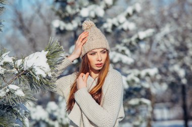 Genç kadın karlı manzarası güzel kış portresi