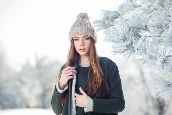 Vackra vinter porträtt av ung kvinna i den snöiga landskapet — Stockfoto