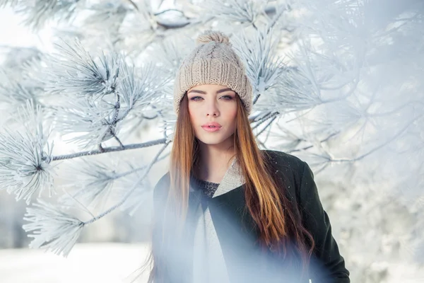 Vackra vinter porträtt av ung kvinna i den snöiga landskapet — Stockfoto