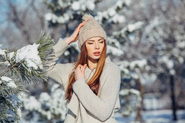 Piękne zimowe portret młodej kobiety w snowy dekoracje — Zdjęcie stockowe