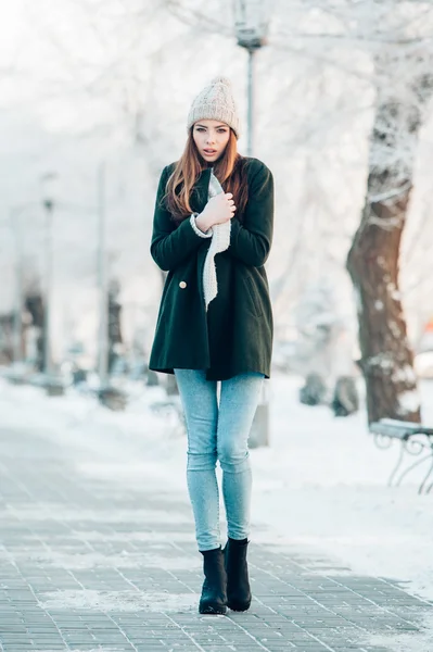 Beautiful winter portrait of young woman in the snowy scenery — Stock Photo, Image