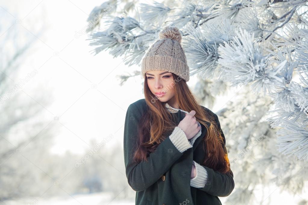 Beautiful winter portrait of young woman in the snowy scenery — Stock ...