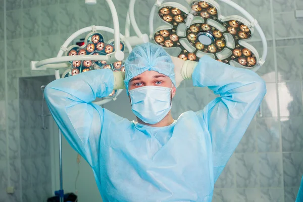 Kirurgen på operationssalen på sjukhuset — Stockfoto