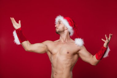 Santa Tekdüzen seksi kaslı adam. Yılbaşı yeni yıl