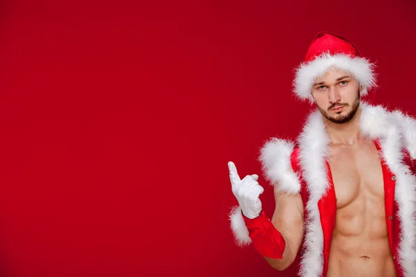 Hombre musculoso sexy en uniforme de santa. Navidad Año Nuevo —  Fotos de Stock