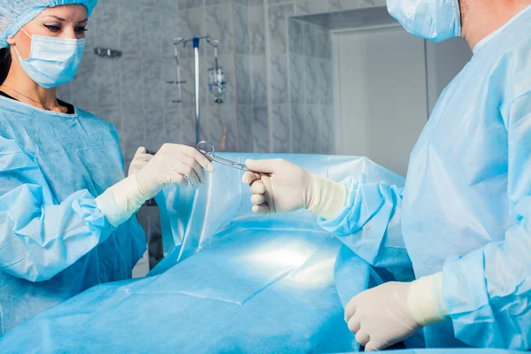 Equipe de Cirurgiões trabalhando com Monitoramento da paciente em sala de cirurgia cirúrgica.Aumento da mama . — Fotografia de Stock