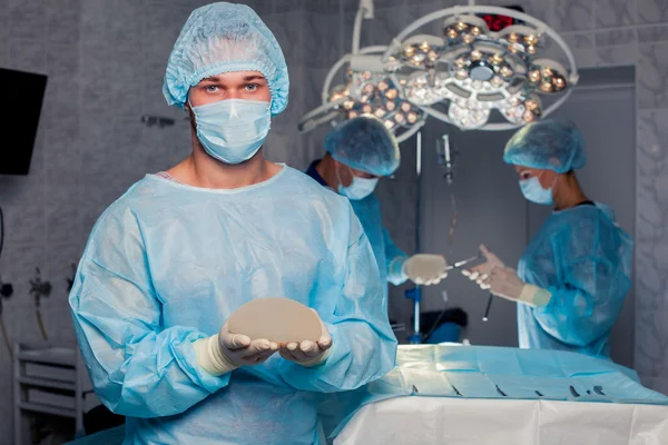 Cirujano del equipo en el quirófano. aumento de senos . —  Fotos de Stock