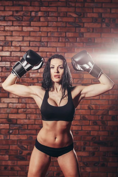 Menina sexy nova com luvas de boxe, na parede de fundo de tijolo vermelho . — Fotografia de Stock