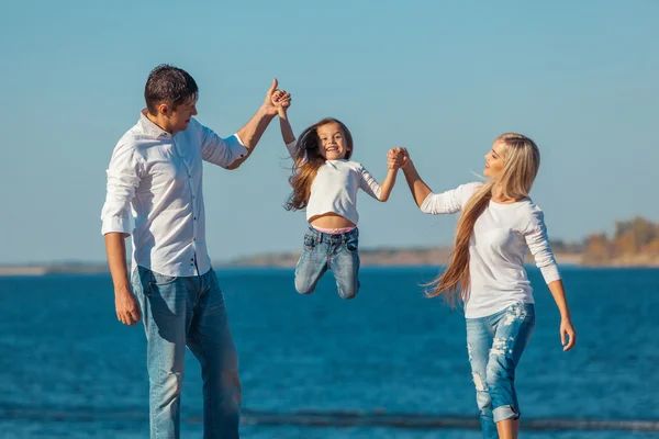 Happy family who playing on the beach. Concept of friendly familys — Stock Photo, Image