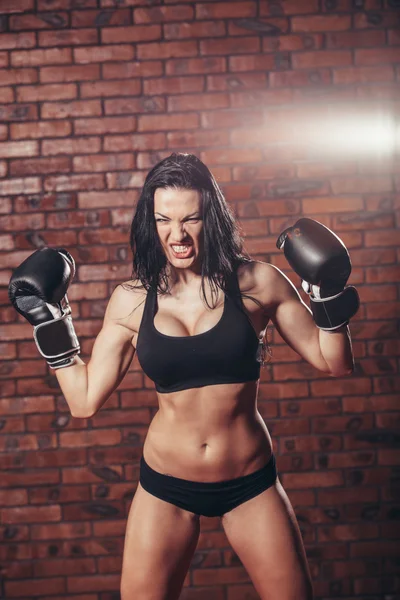 Menina sexy nova com luvas de boxe, na parede de fundo de tijolo vermelho . — Fotografia de Stock