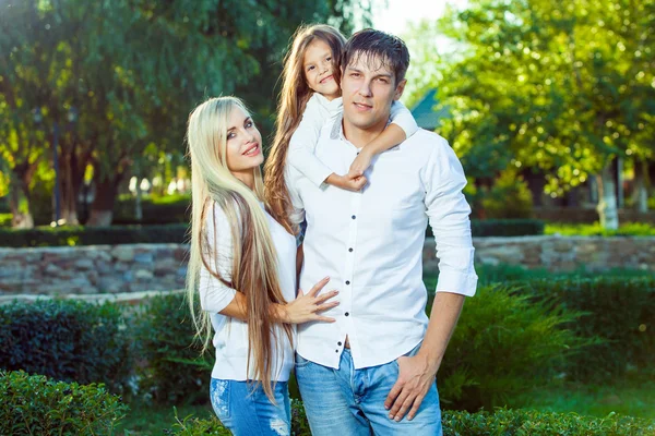Šťastná rodina s dítětem v džínách — Stock fotografie