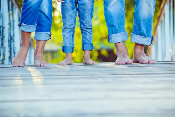 Familia feliz en un paseo en verano. Niño con padres juntos. Pies descalzos. Un estilo de vida saludable. Papá, mamá e hijo. Primavera —  Fotos de Stock