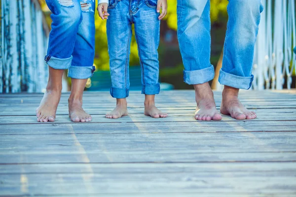Šťastná rodina na procházce v létě. Dítě s rodiči pohromadě. Bosý nohy. Zdravého životního stylu. Táta máma a syn. Jarní čas — Stock fotografie