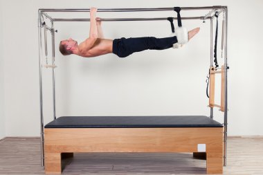 Pilates aerobik eğitmeni adam cadillac fitness egzersiz