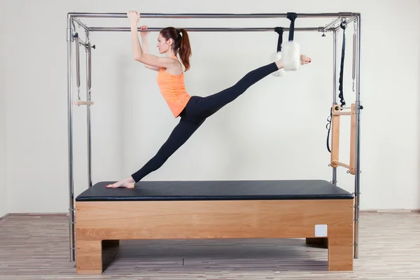 Žena aerobní instruktor Pilates v cadillac fitness cvičení — Stock fotografie