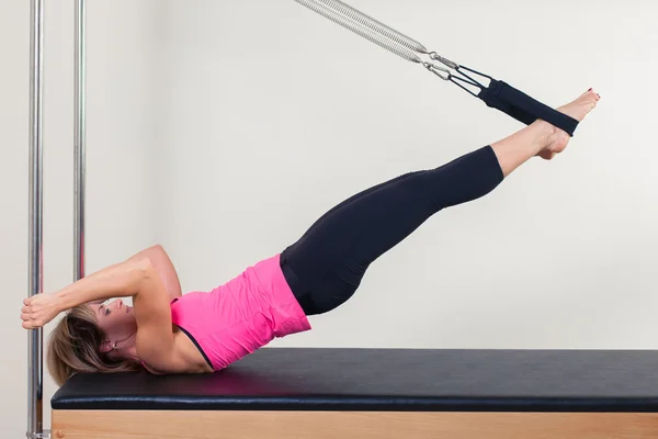 Pilates mulher instrutora aeróbica no exercício de fitness cadillac — Fotografia de Stock