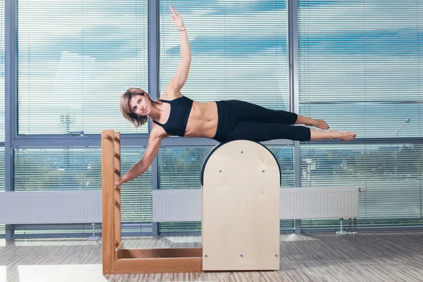 Pilates, fitness, sport, allenamento e concetto di persone - donna sorridente che fa esercizi sulla canna della scala — Foto Stock
