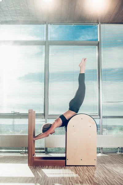 Pilates, fitness, spor, eğitim ve insan kavramı - merdiven varil üzerinde yapıyor kadın — Stok fotoğraf