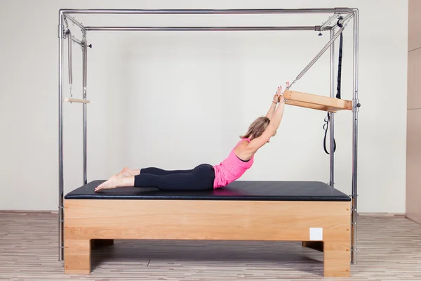 Žena aerobní instruktor Pilates v cadillac fitness cvičení — Stock fotografie