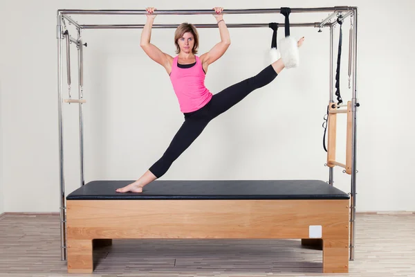 Pilates instructora aeróbica mujer en ejercicio de fitness cadillac — Foto de Stock