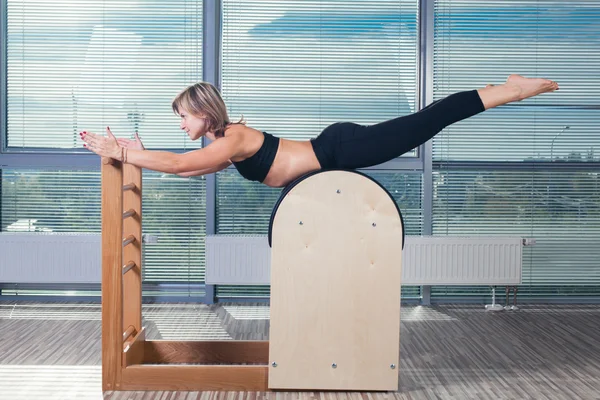 Pilates, εκπαίδευσης, αθλητισμού, γυμναστήριο και άνθρωποι έννοια - χαμογελώντας γυναίκα κάνει ασκήσεις για σκάλα βαρέλι — Φωτογραφία Αρχείου