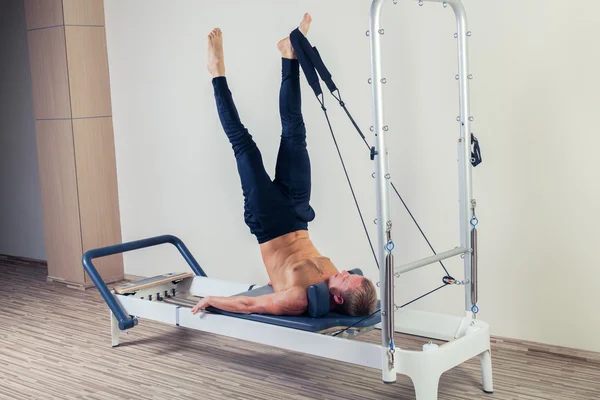 Pilates reformador exercícios homem no ginásio indoor — Fotografia de Stock