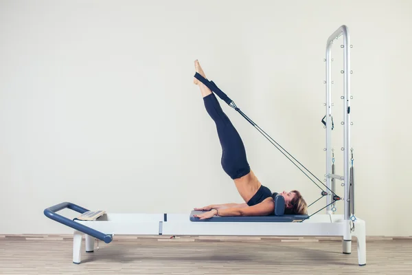 Pilates reformador ejercicios mujer morena en gimnasio interior — Foto de Stock