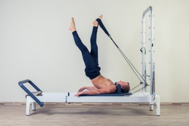 Adam kapalı spor salonunda Pilates reformer Egzersiz Egzersizler